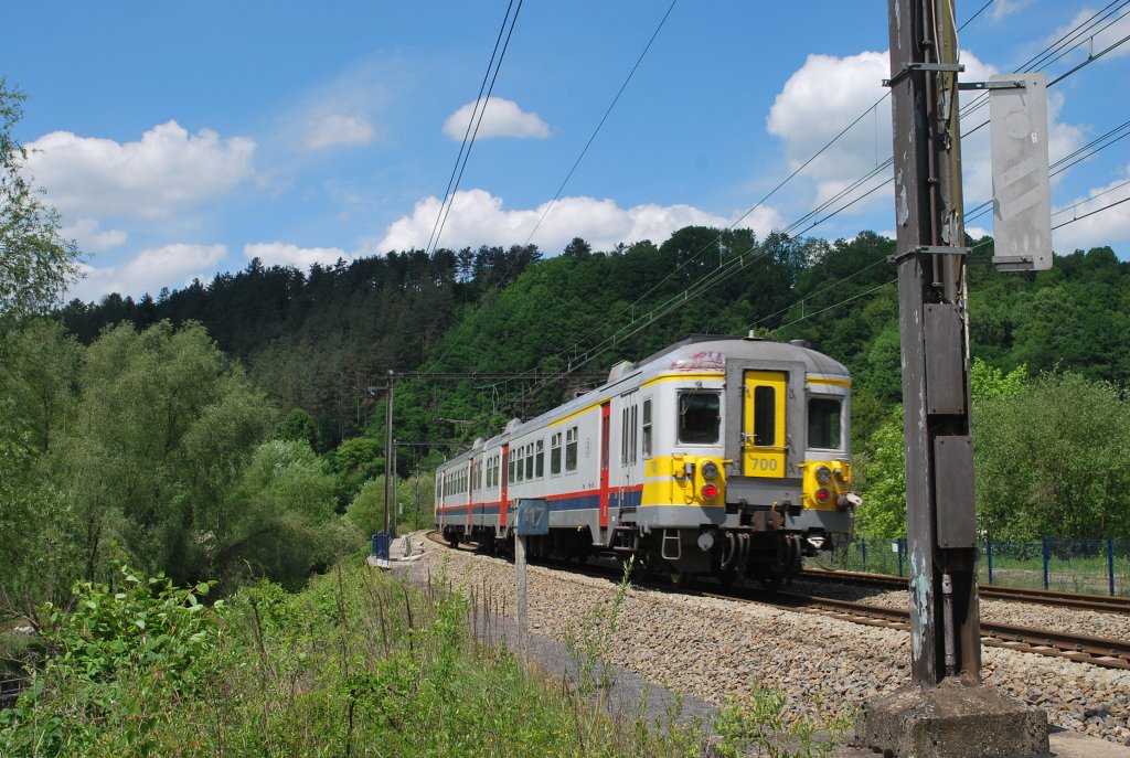AM 73-74 n 700 passing Goffontaine on its way to Lige-Palais (L service) in May 2010.