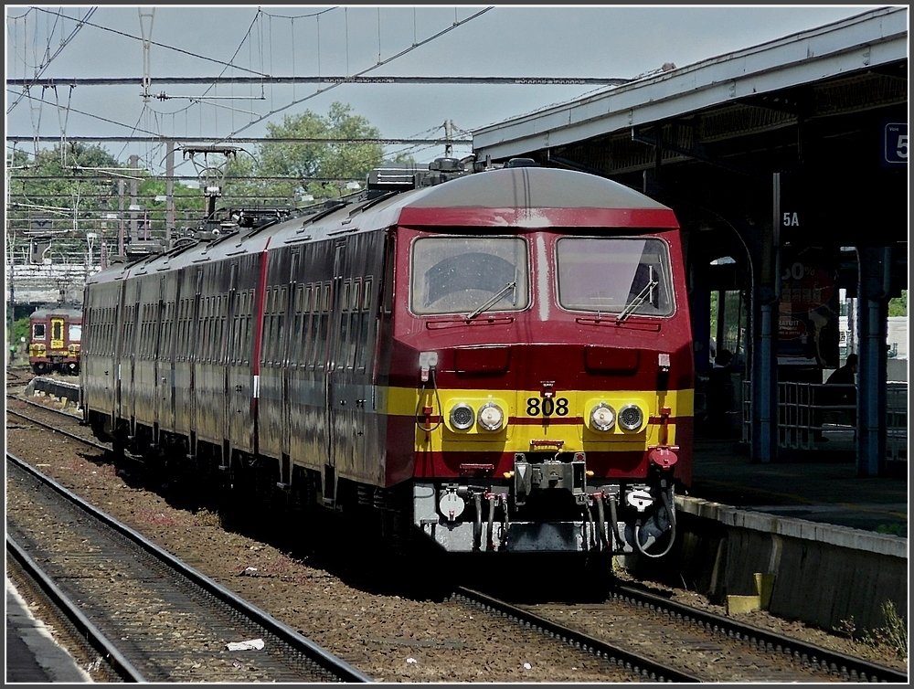 AM 75 808 is waiting for passengers at the station Mons/Bergen on May 22nd, 2009.