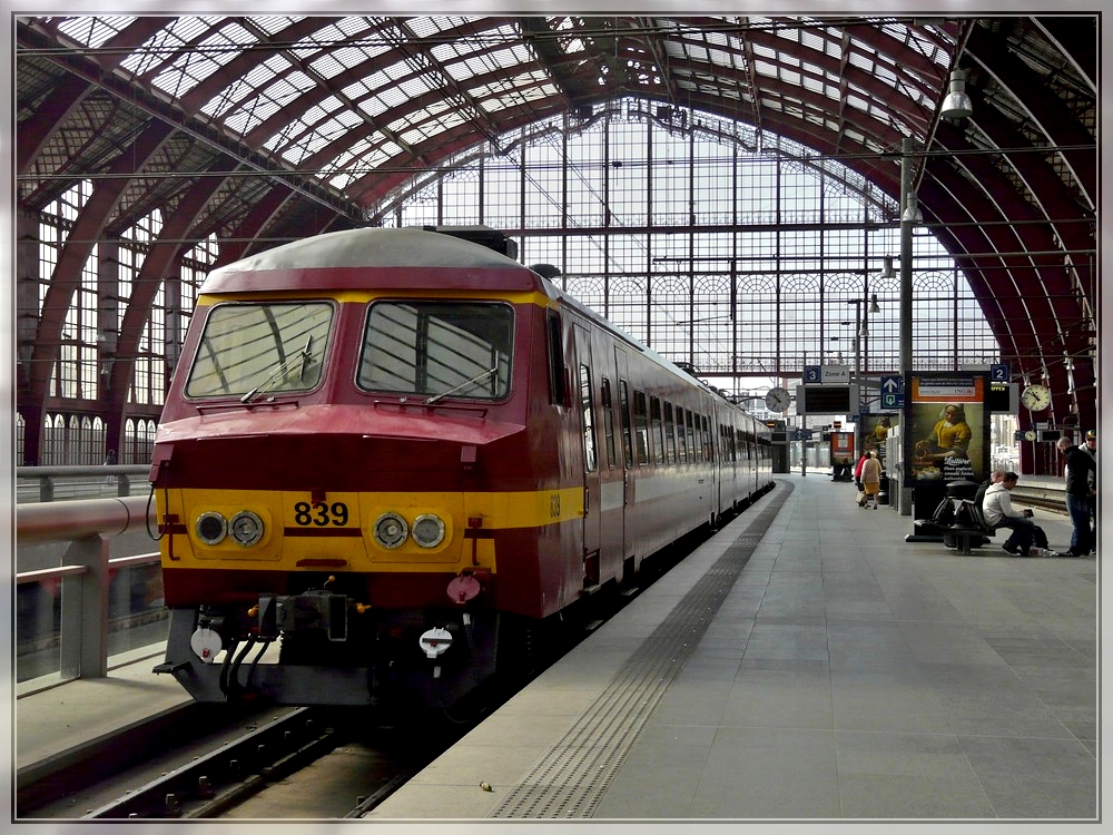 AM 75 839 taken in Antwerpen Centraal on April 24th, 2010.