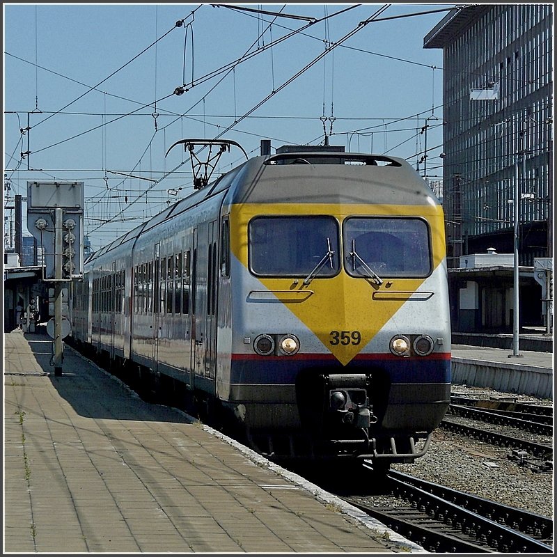 AM 80 359 is leaving the station Bruxelles Midi on May 30th, 2009.