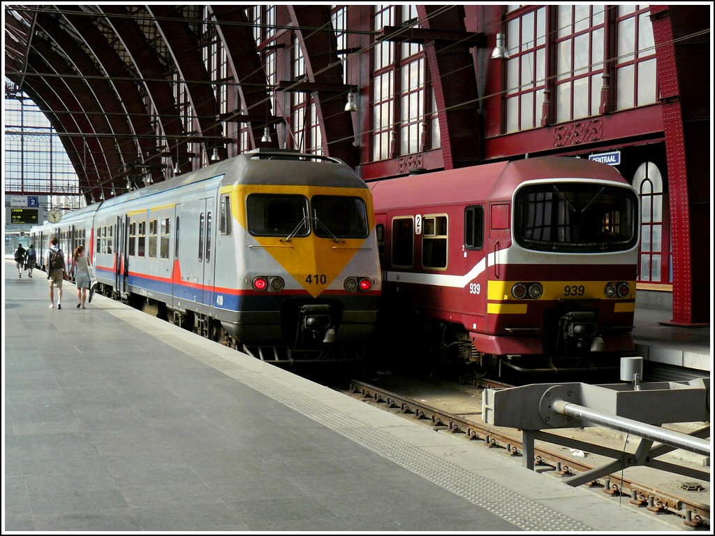 AM 80 410 and AM 86 939 pictured together in the main station of Antwerp on June 23rd, 2010.