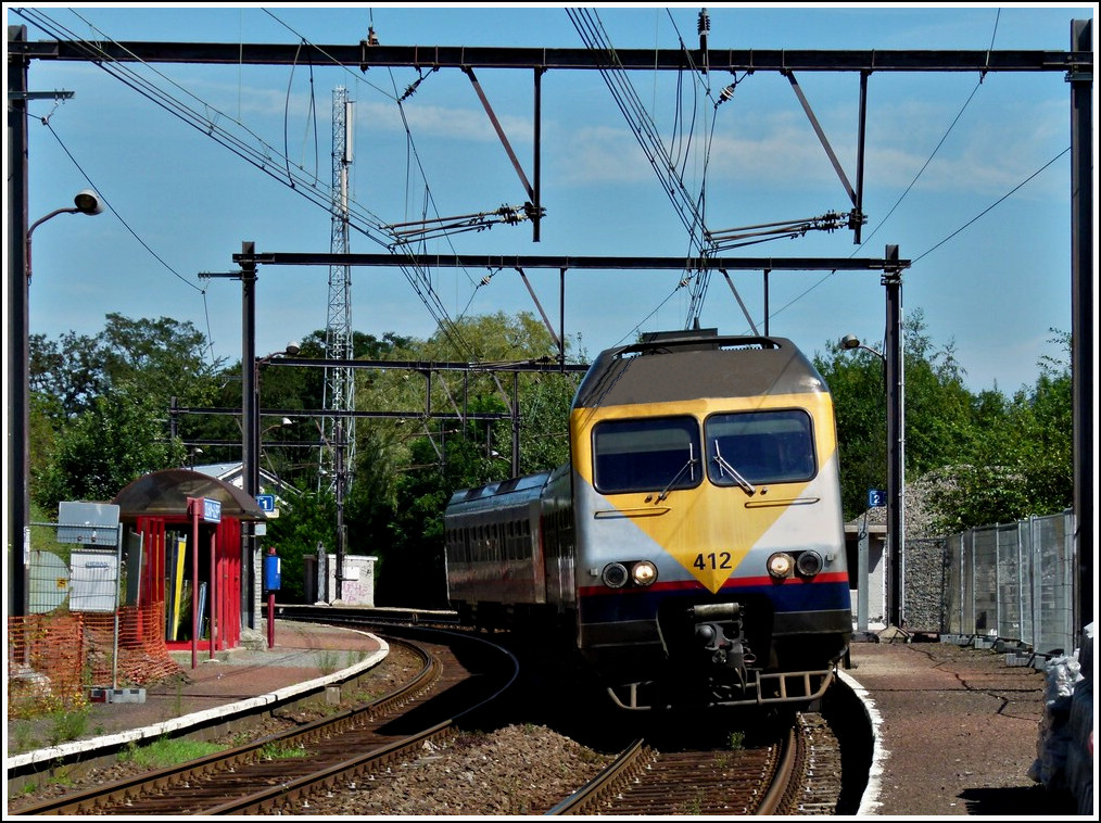 AM 80 412 is leaving the station Dolhain-Gileppe on August 20th, 2011. 