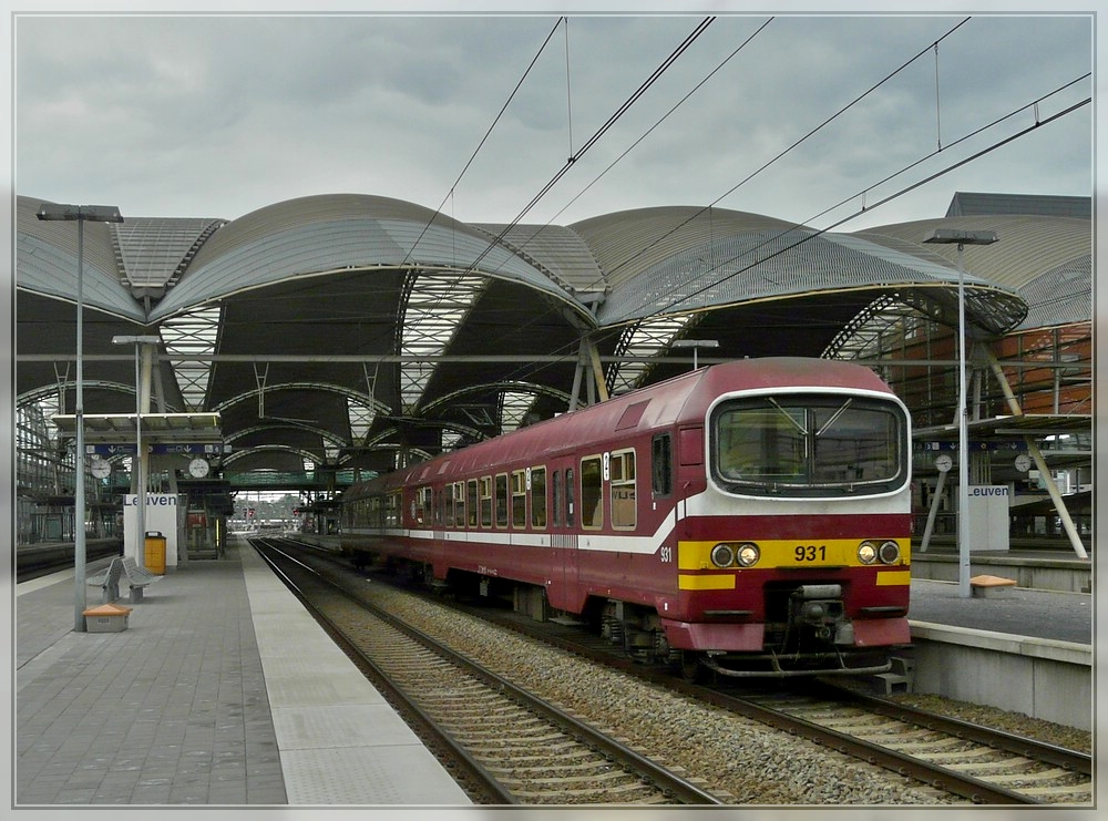 AM 86 931 is leaving the station of Louvain on May 8th, 2010.