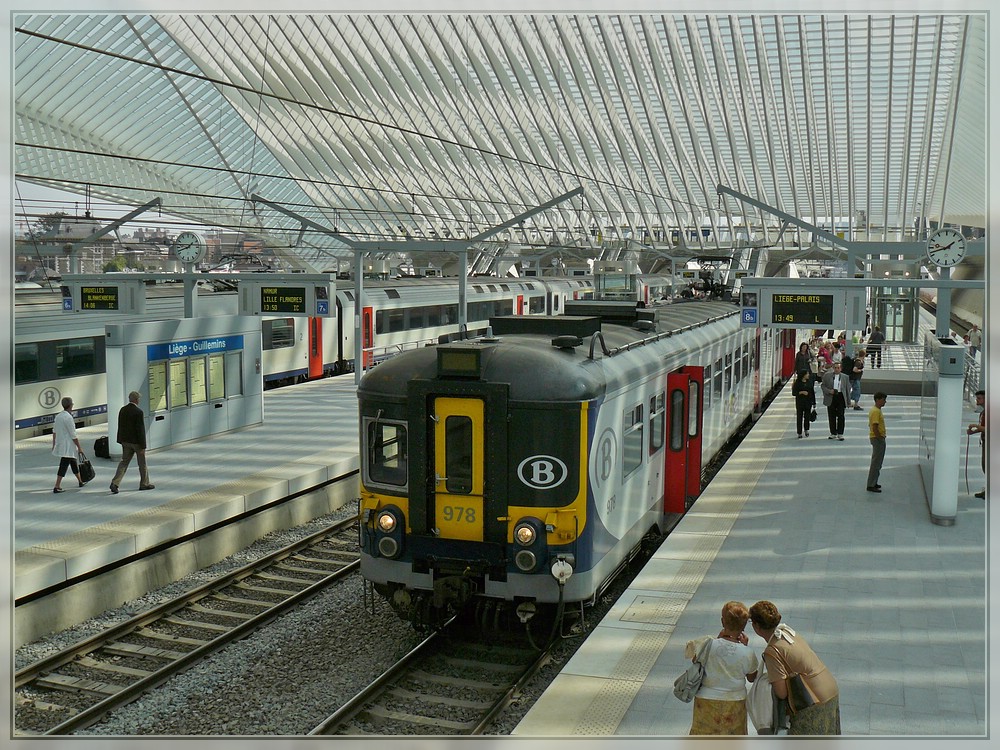 AM City Rail 978 as local train to Lige Palais is waiting for passengers in Lige Guillemins on September 20th, 2009. 