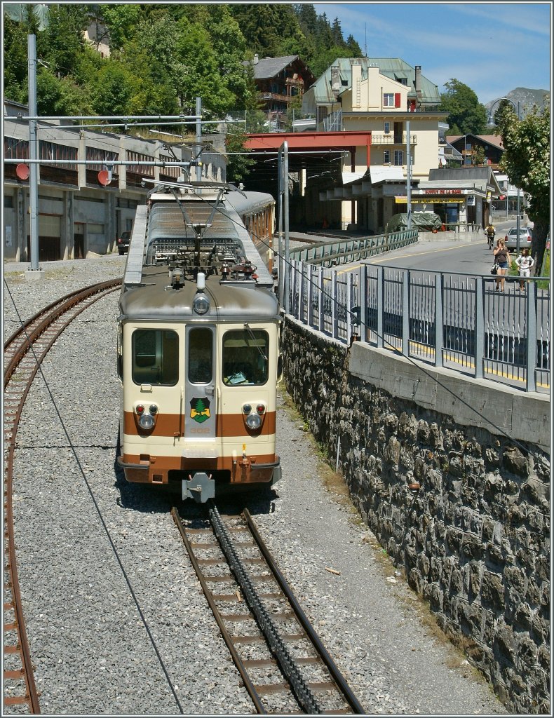 An A-L local train is approaching the Leysin Feydey Station.
11.08.2011