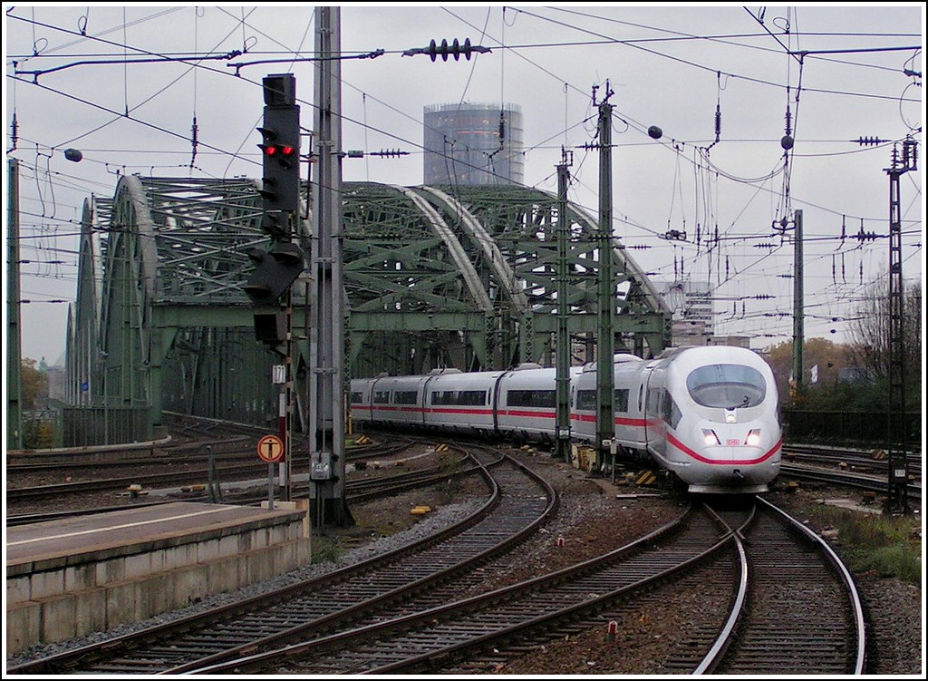 An ICE 3 unit is arriving at the main station of Cologne on November 7th, 2007.