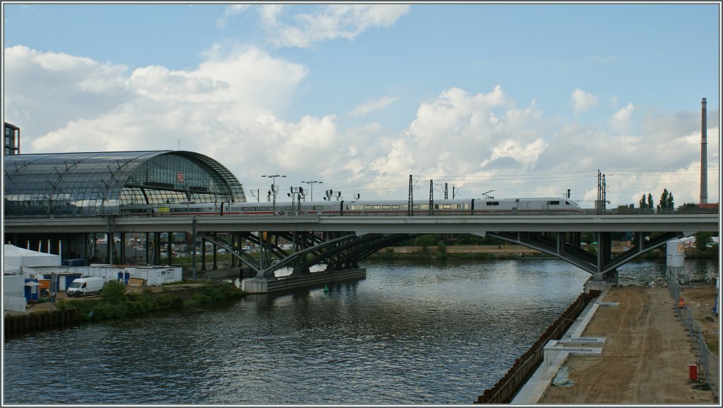 An ICE is leaving the Berlin Main Station. 13.09.2010