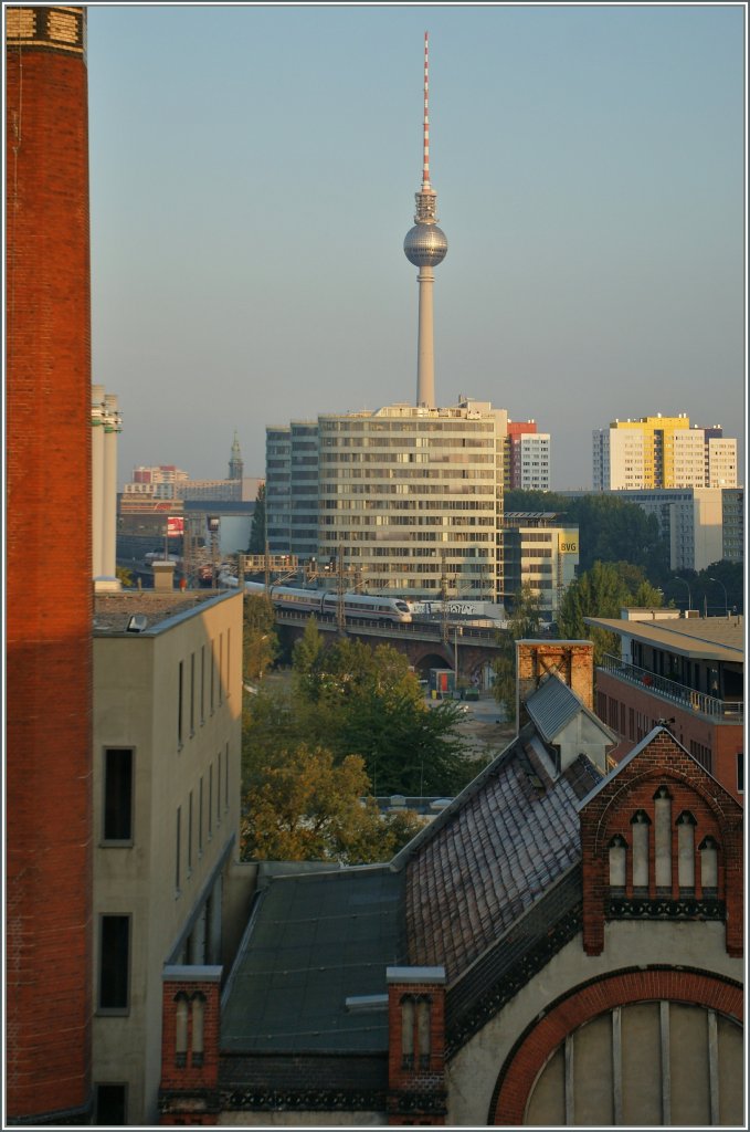 An ICE in the  glens  of Berlin...
(Pictures from the IBIS Hotel)
18.09.2012