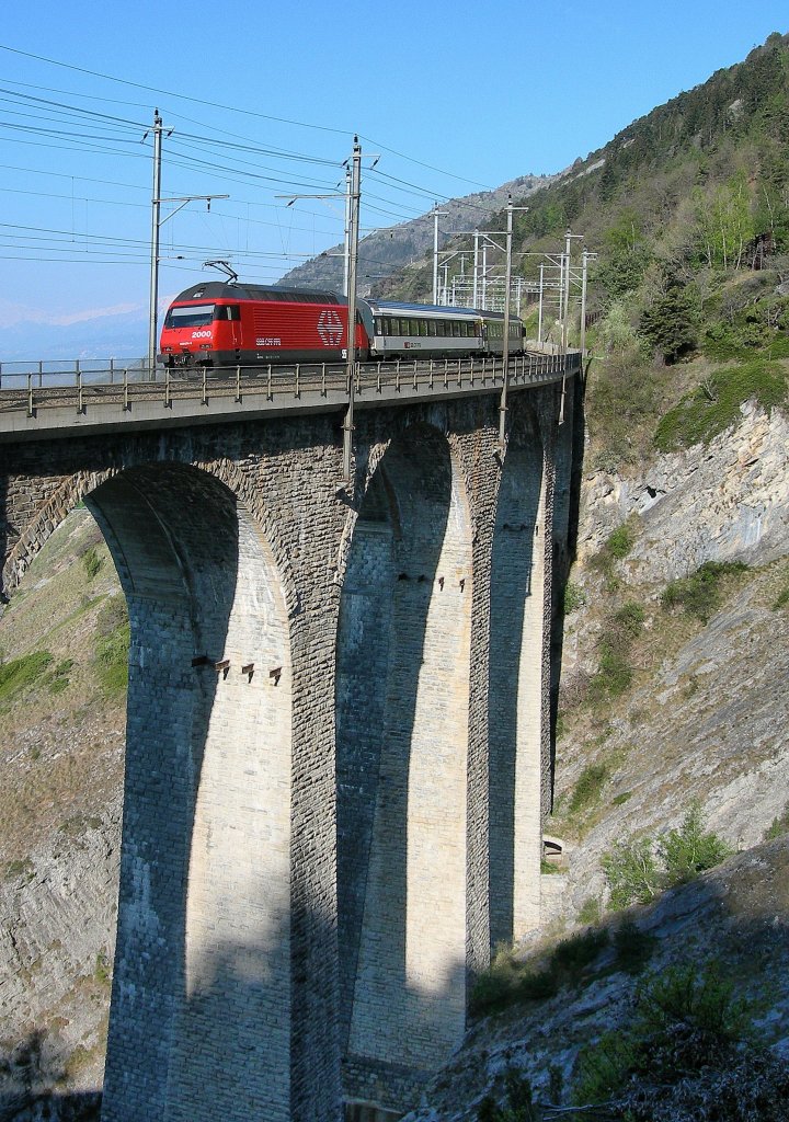 An Interregio on the Lugelkinn Bridges by Hohtenn. 
21.04.2007