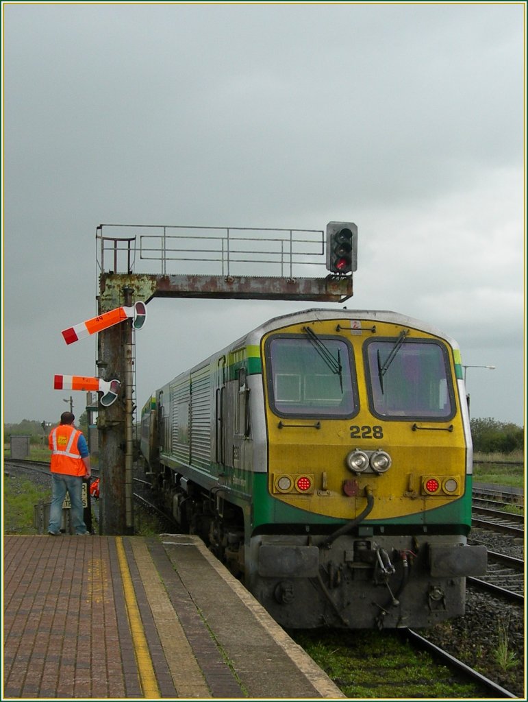 An IR/CIE IC service from Cork to Dublin is leaving Limerick Junction. 
04.10.2006