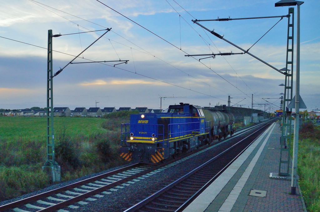 At the evening of the 18th of octobre 2012 this MAK G1206 Diesellocomotive went down the tracks to Dormagen. Here I took this photo near Allerheiligen.