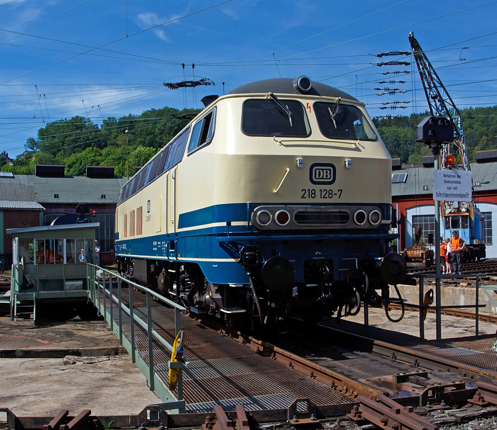 At the festival roundhouse at 18.08.2012 in South Westphalian Railway Museum in Siegen the 218 128-7 was presented on the turntable. The locomotive was 1971/72 built by Krupp under the serial number 5149, the phasing out was made on 27.05.2010.