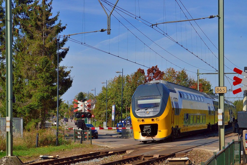 At the railroadcrossing Scheuwberg in Roermond, there was this photo made. It show's an Intercitytrain on it's way to Maastricht. Sunday 30th septembre 2012