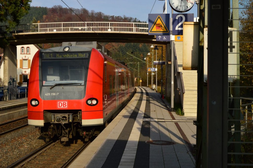 Backshot on an multiple eletrical unit in Neckargerach at the Neckarriver in Badenia, it is in duty of the regionale expresstrain line no 1 to Mannheim. 18.11.201