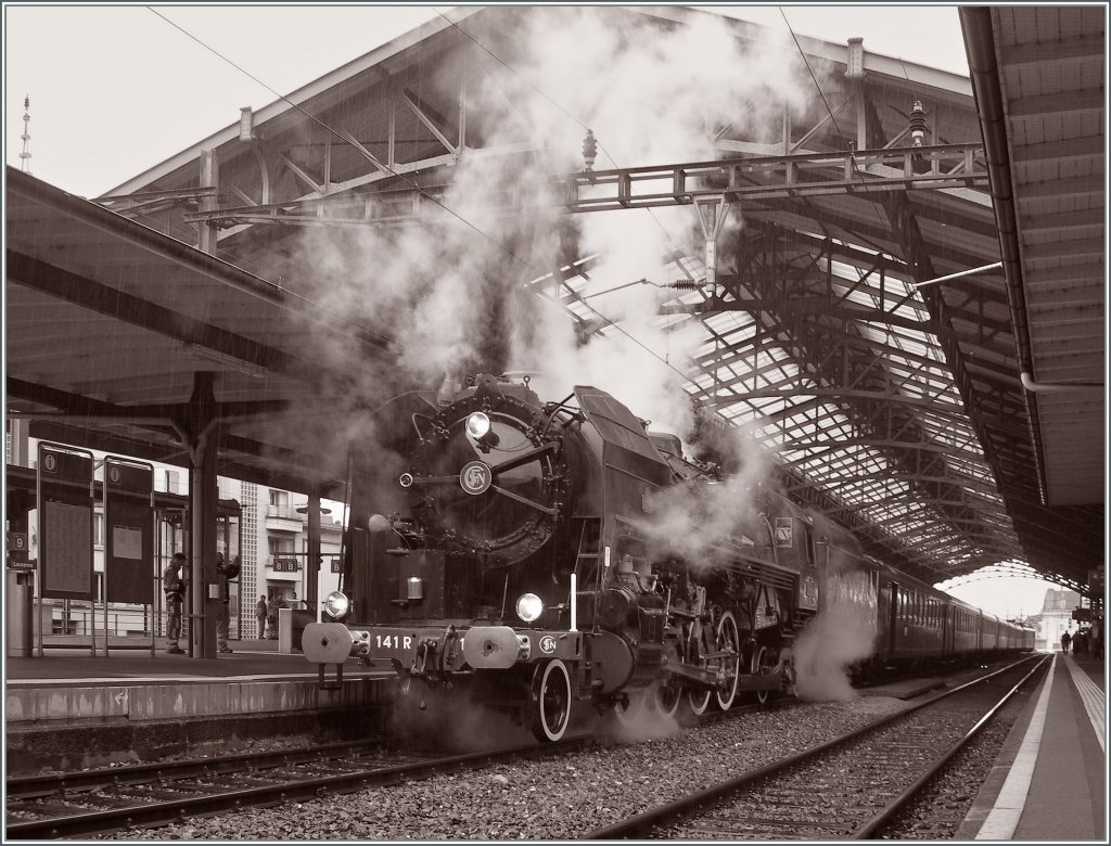 Bad weather for a nice steamer: SNCF 141R124 in Lausanne.
08.10.2011