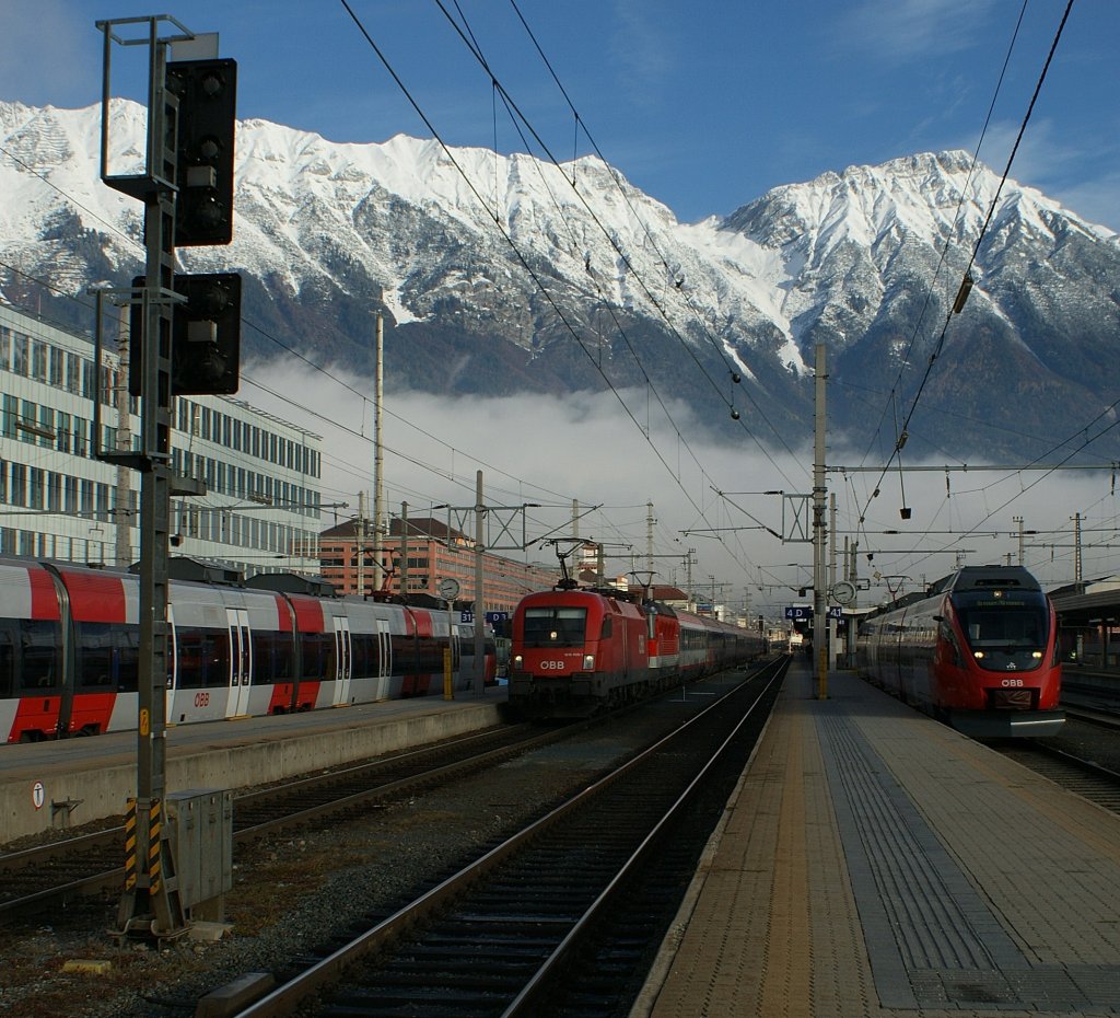 BB 1116 and 1044 with an EC to Zrich in Innsbruck. 
07.11.2009