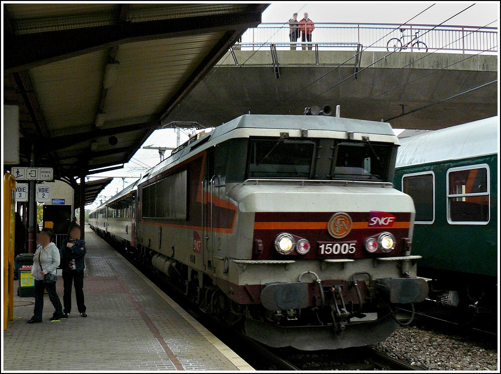 BB 15005 is hauling the IC 90  Vauban  through the station of Bettembourg on October 4th, 2009.