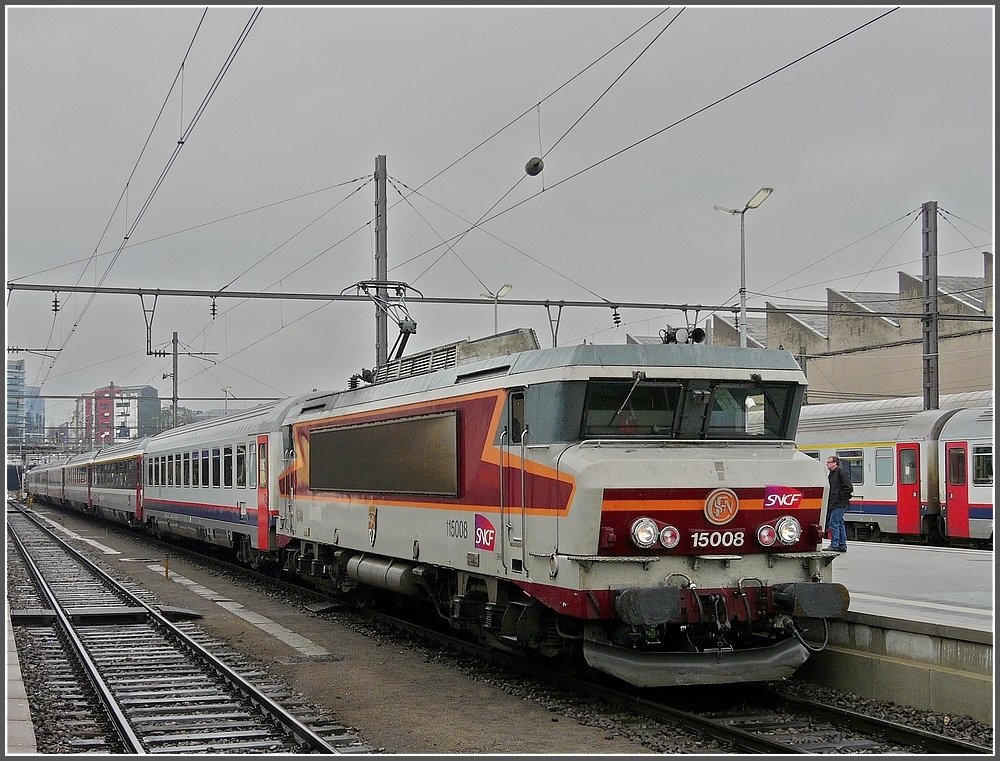 BB 15008 with the IC 97  Iris  is going to leave the station of Luxembourg City on April 5th, 2008.