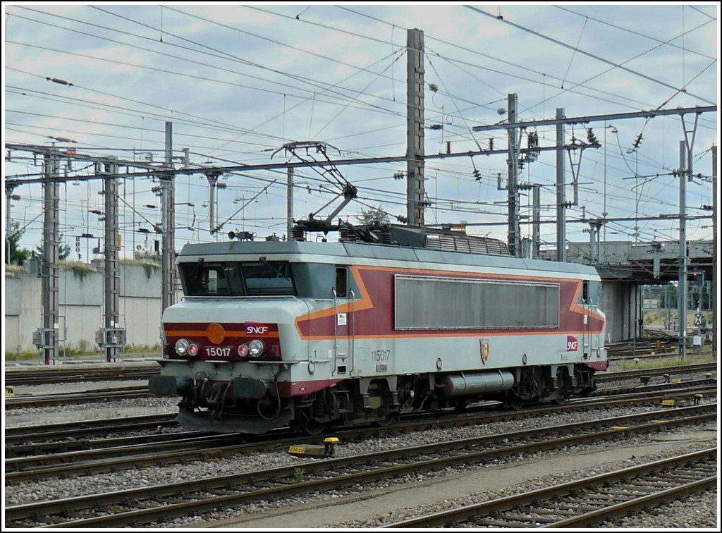 BB 15017 is leaving the station of Luxembourg City on August 17th, 2008.