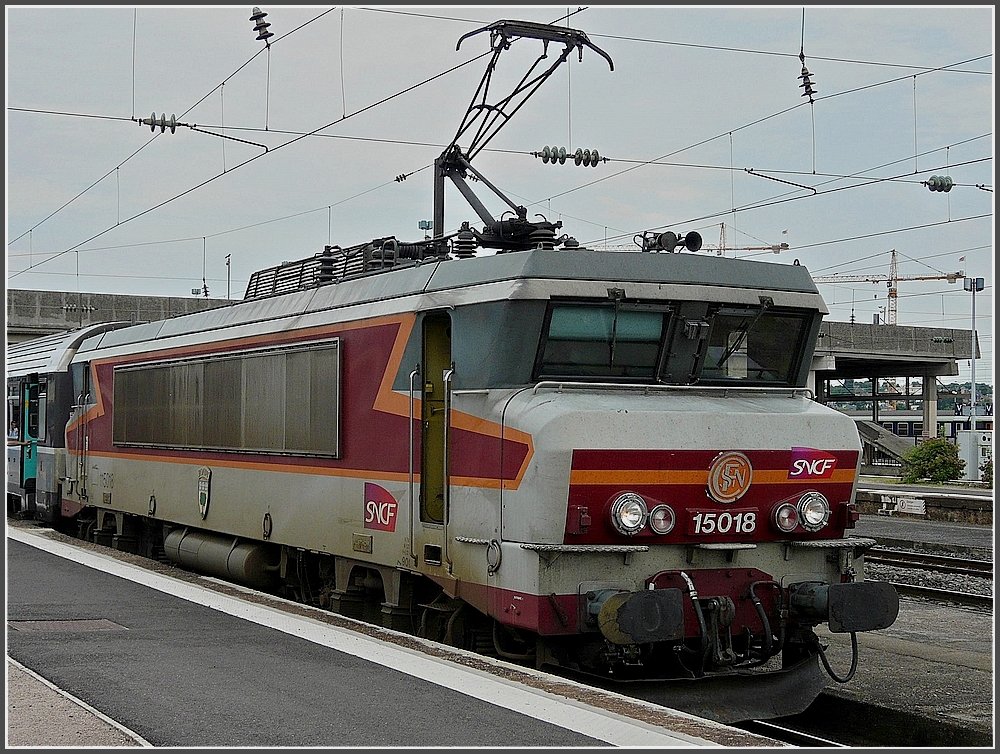 BB 15018 is waiting for passengers at the station of Metz on June 22nd, 2008.