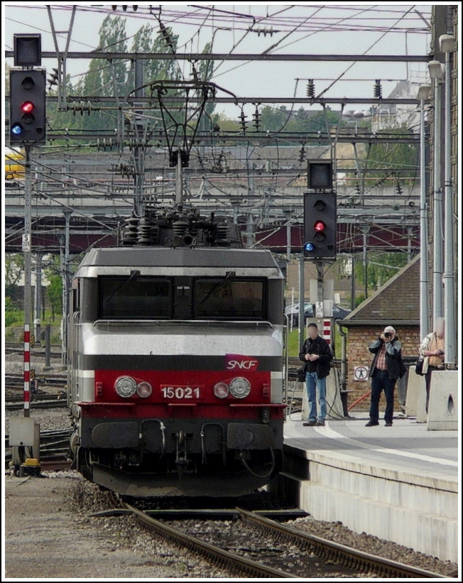 BB 15021 is entering into the station of Luxembourg City on May 9th, 2009.