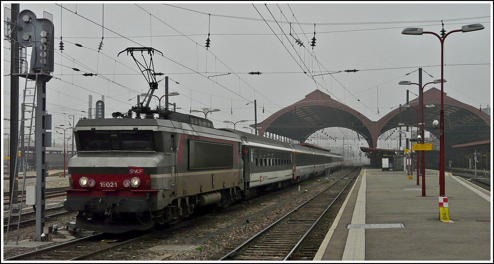 BB 15021 is hauling the IC 91  Vauban  out of the main station of Strasbourg on October 31st, 2011.