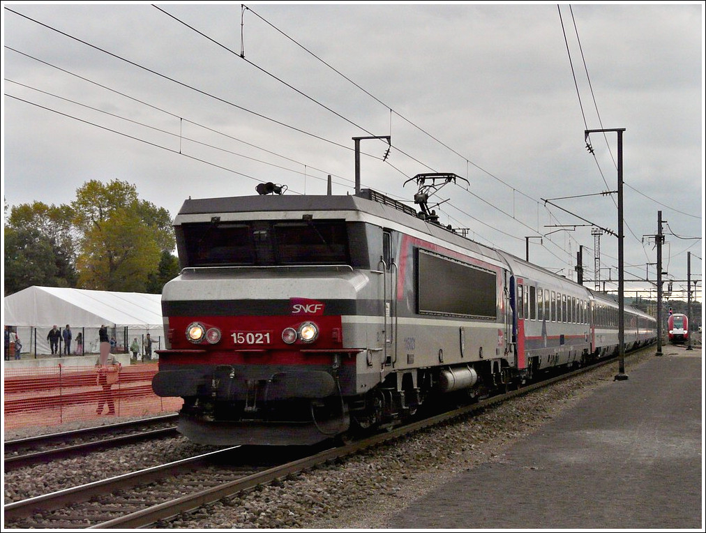 BB 15021 is running through the station of Bettembourg on October 4th, 2009. 