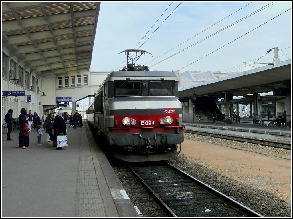 BB 15021 with IC 96  Iris  is arriving at the main station of Mulhouse on June 19th, 2010.