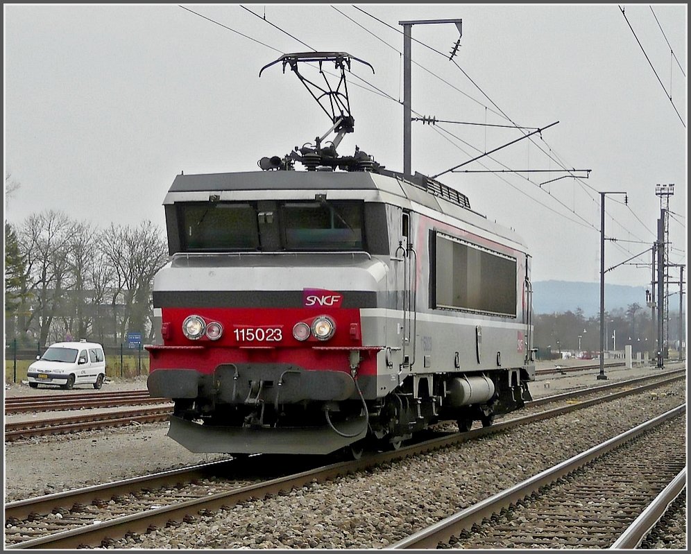 BB 15023 is running alone through the station of Bettembourg on March 1st, 2009.