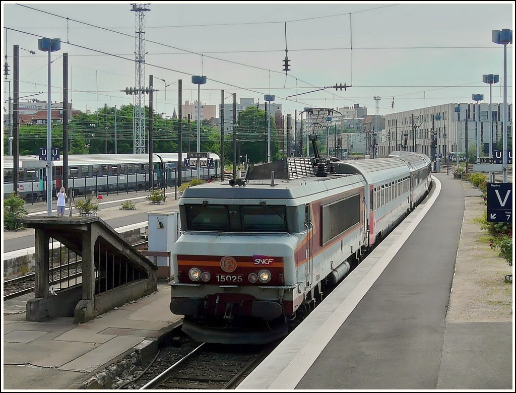 BB 15025 is hauling the IC 96  Iris  into the station of Metz on June 22nd, 2008.
