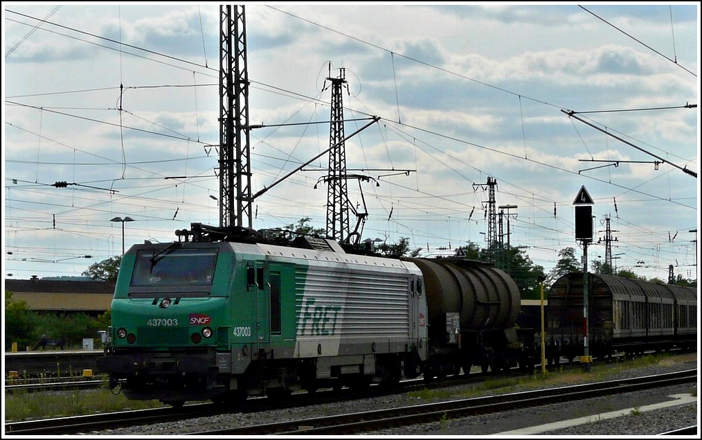 BB 37003 is hauling a freight train through the main station of Saarbrcken on May 28th, 2011.