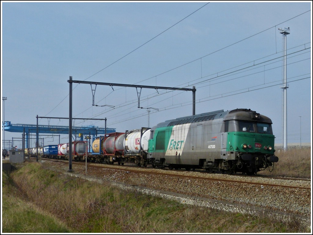 BB 67530 is hauling a goods train through the harbour of Antwerpen on March 24th, 2012.
