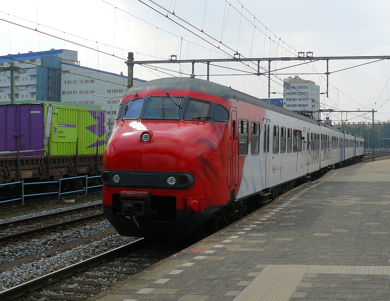 Because of the celebration of the end of worldwar 2 and freedom in general this unit Mat'64 Plan T number 520 is transformed into a freedom train. The unit is painted in the colours of the national flag, red white and bleu. Rotterdam Centraal Station 14-04-2010.