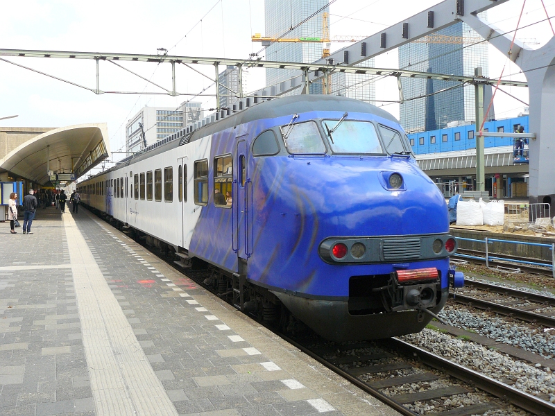 Because of the celebration of the end of worldwar 2 and freedom in general this unit Mat'64 Plan T number 520 is transformed into a freedom train. Here as an extra train to Vlissingen. Rotterdam Centraal Station 14-04-2010.
