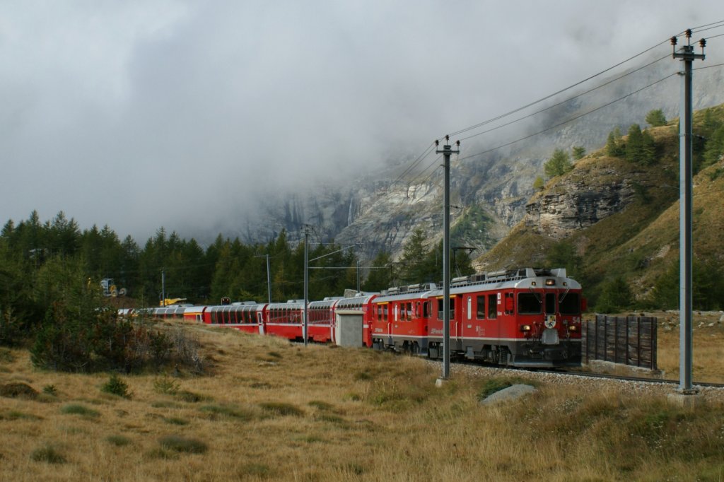 Bernina Express just after Alp Grm on the Way to St. Moritz.
18.09.2009