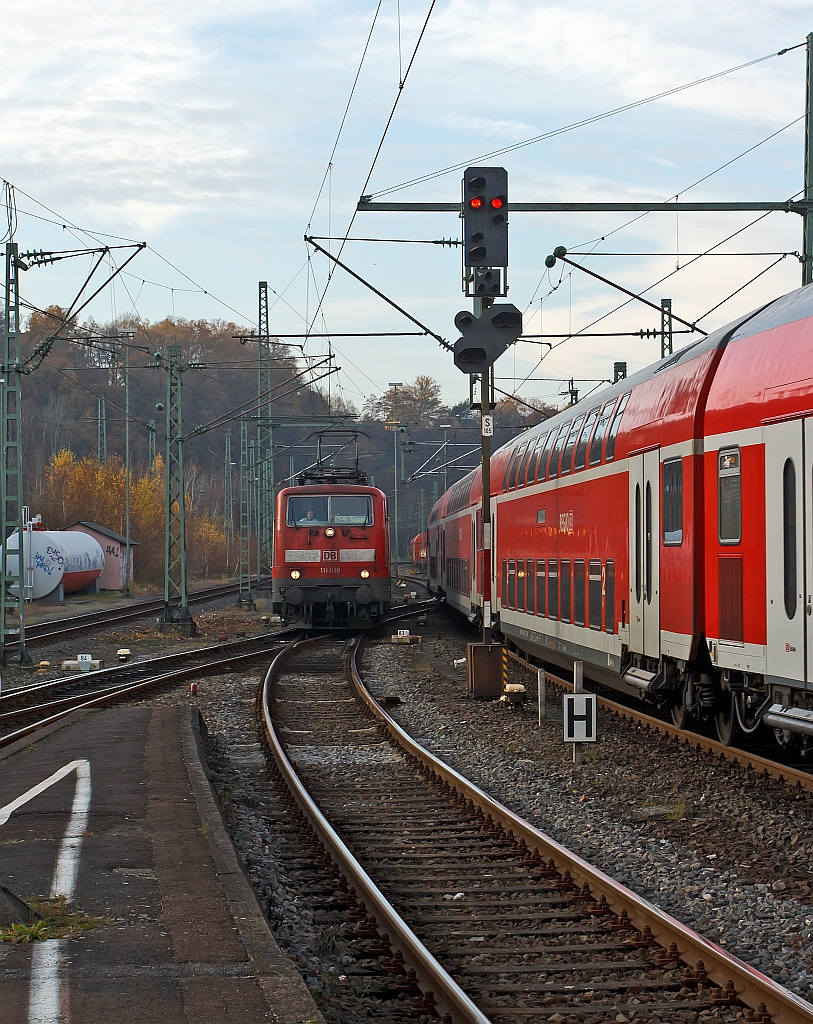 Betzdorf / Sieg 21.11.2011: Here meets the RE 9 Rhein-Sieg-Express (schedule as standard). Links 111 010 runs with RE 9 (Aachen-Cologne-Siegen) into the station, right from the RE 9 leaves the station in direction Cologne (pushed by 110015-4).