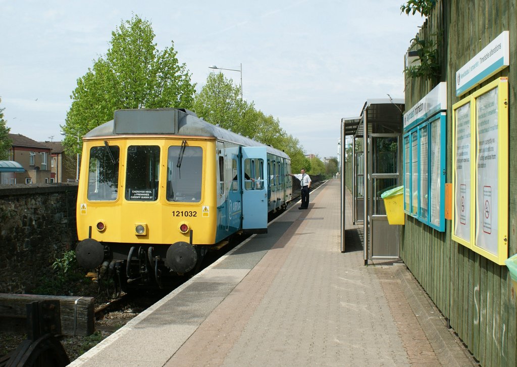 Big surprise: the old 121 032 in the local service from Cardiff Queens Street Station to Cardiff Bay Station!
Hire in the terminate Station Cardiff Bay on the 28.04.2010