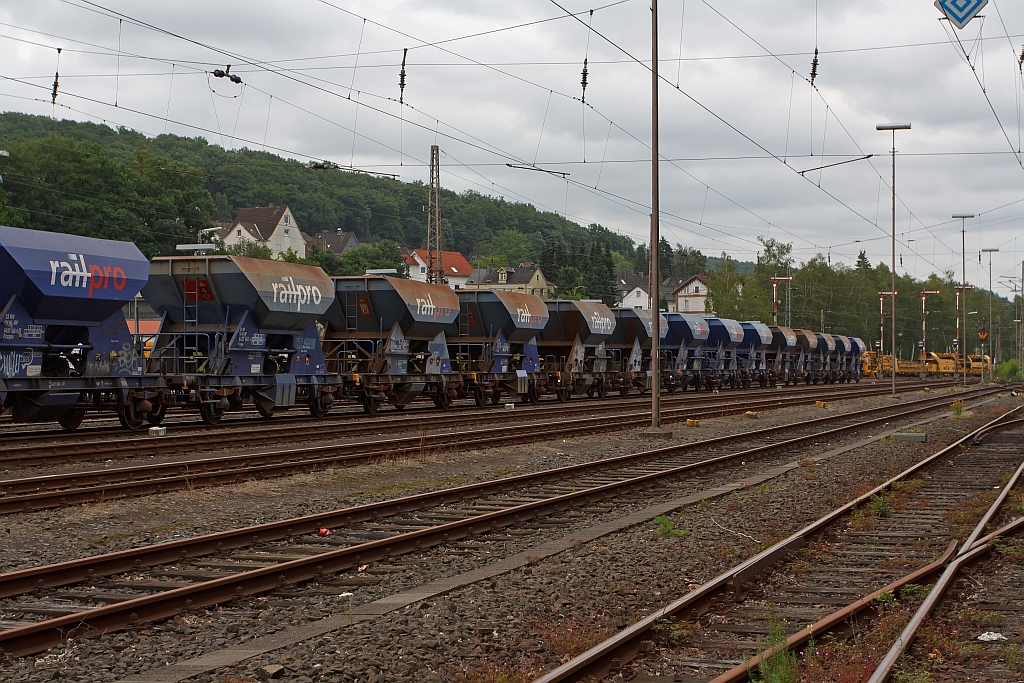 Block train of open bulk goods wagons, with eravity unloading controllable, Typ Fccpps of the railpro (Netherlands) parked at the 23.07.2011 in Kreuztal (Germany).