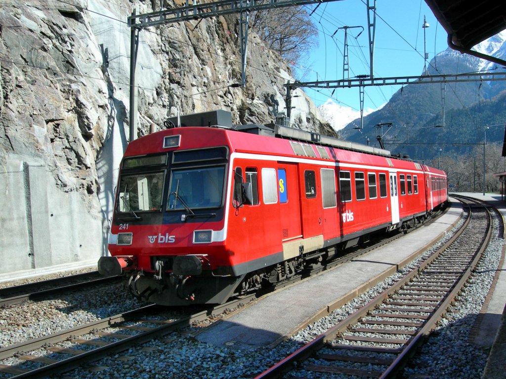 BLS local-service to Goppenstein makes a stop in Lalden.
16.03.2007