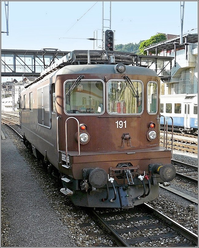 BLS Re 425 191 is running through the station of Spiez on July 31st, 2008