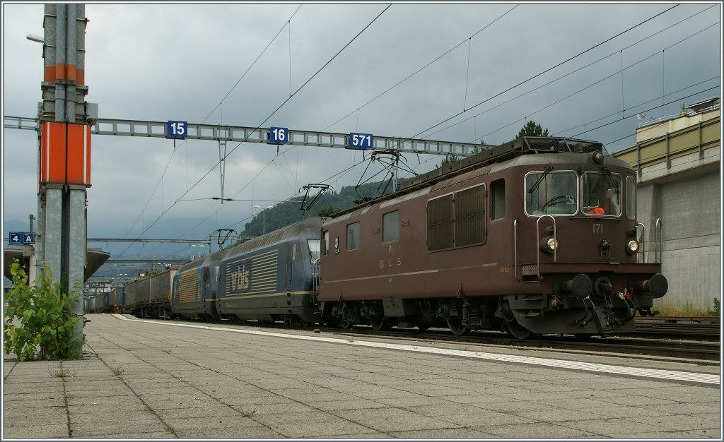 BLS Re 4/4 171 and two Re 465 with a cargo train in Spiez. 29.06.2011