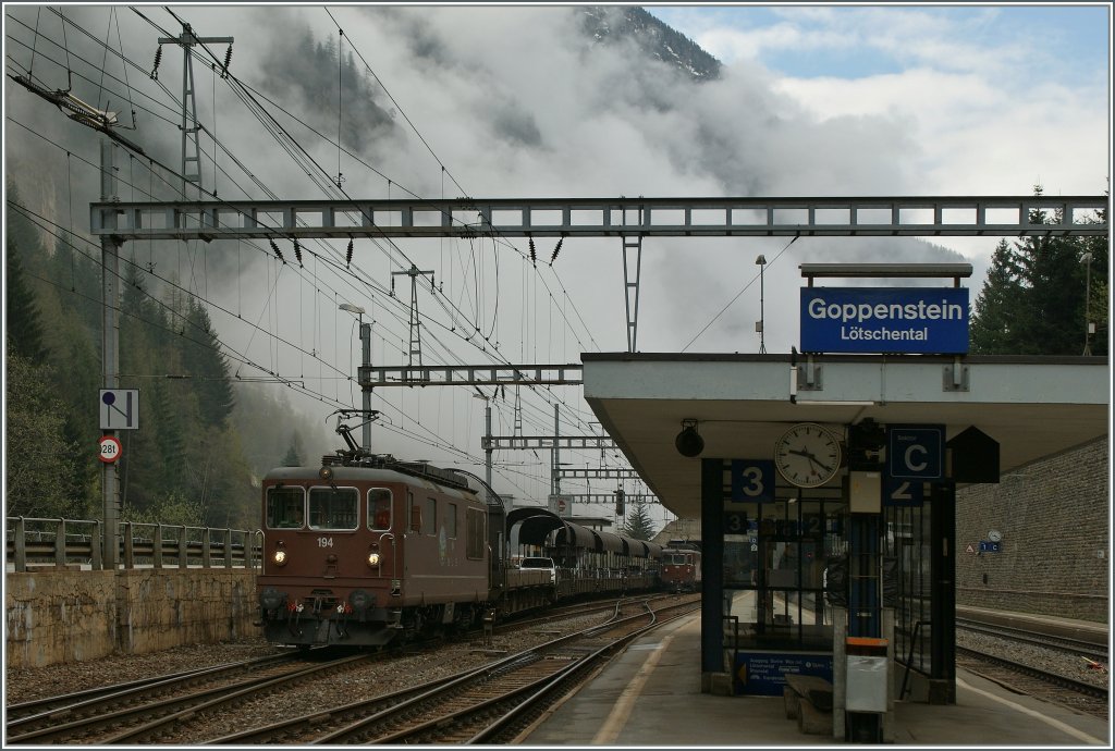 BLS Re 4/4 194 in Goppenstein.
04.05.2013  