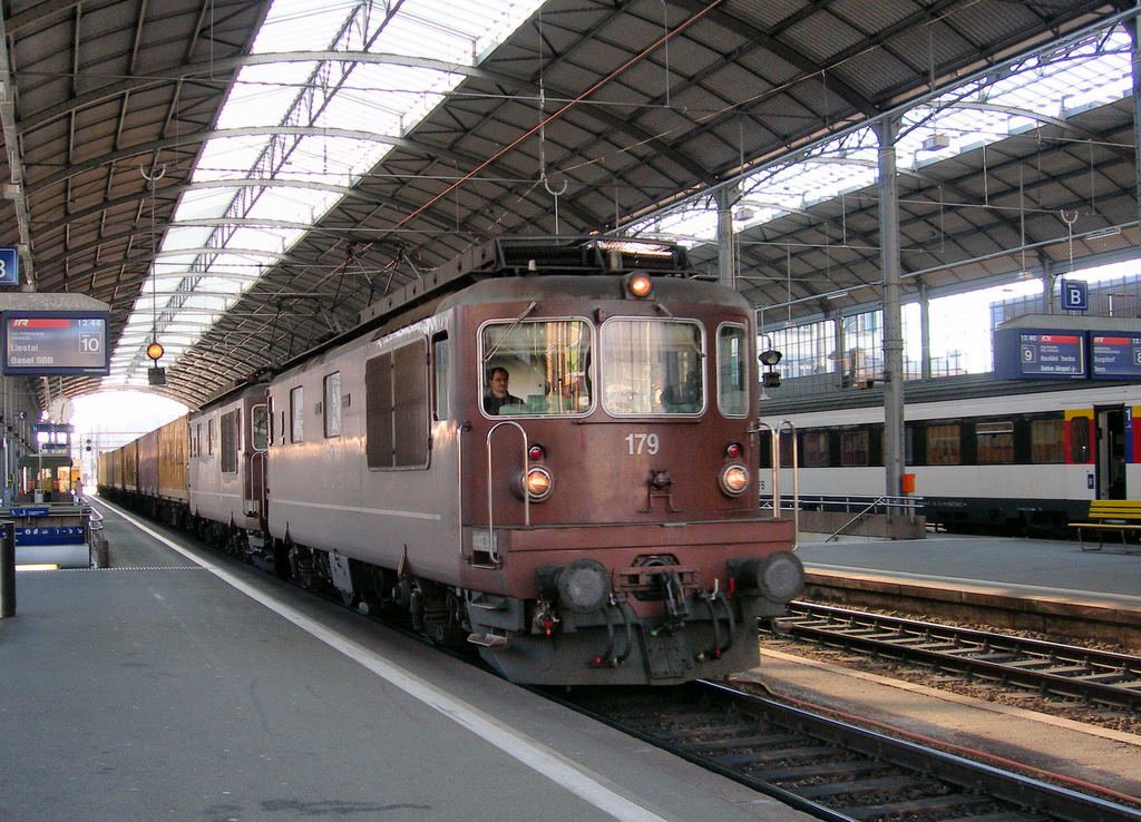 BLS Re 4/4 with a Cargo Train in Olten.
22.11.2006