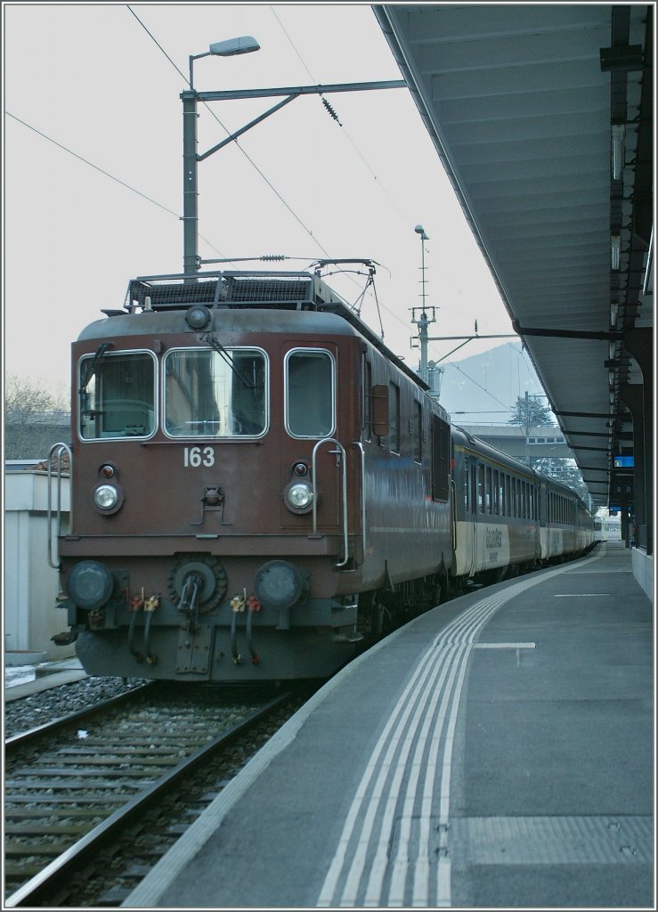 BLS Re 4/4 with a Goldenpass train to Zweisimmen in Interlaken East Station.
05.02.2011