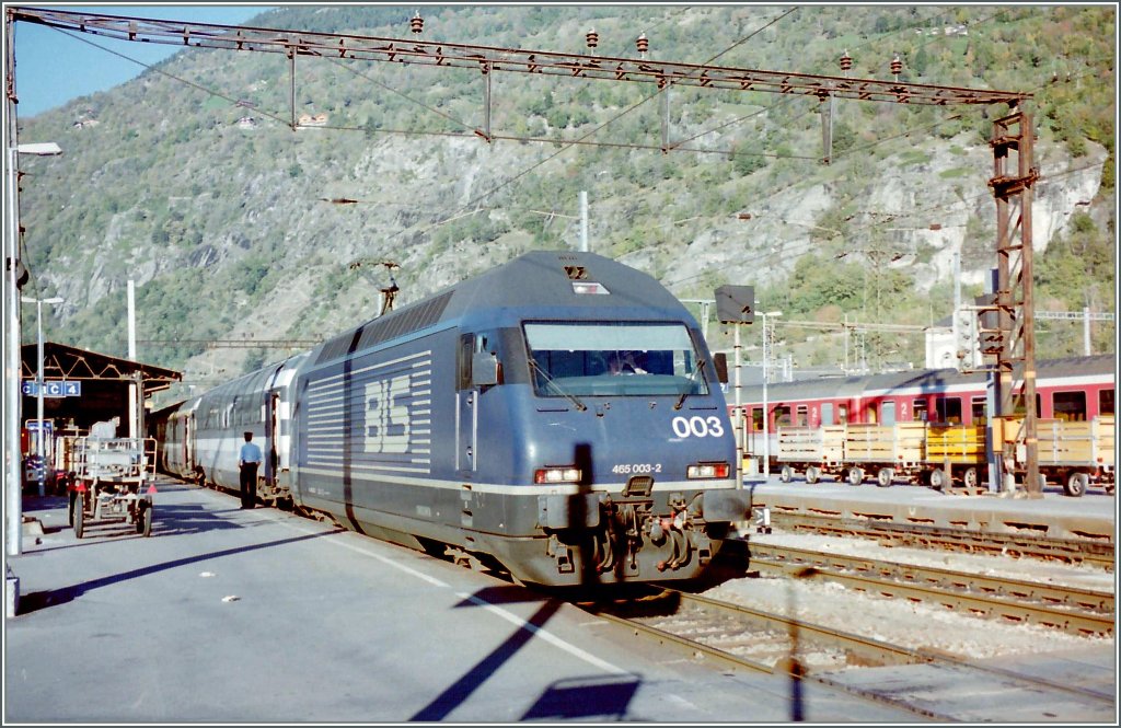 BLS Re 465 003-2 with an EC to Milano in Brig. 
scanned negative/October 1995