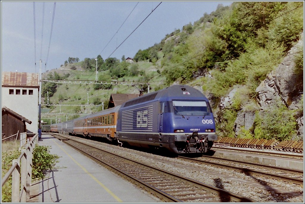 BLS Re 465 008-1 with the EC  Monteverdi  Bern/(Geneva) - Brig - Venezia in Ausserberg.
September 1996/scanned negative