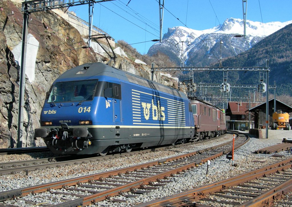 BLS Re 465 014-9 and two BLS Re 4/4 with a Cargo train in Lalden. 
16.03.2007