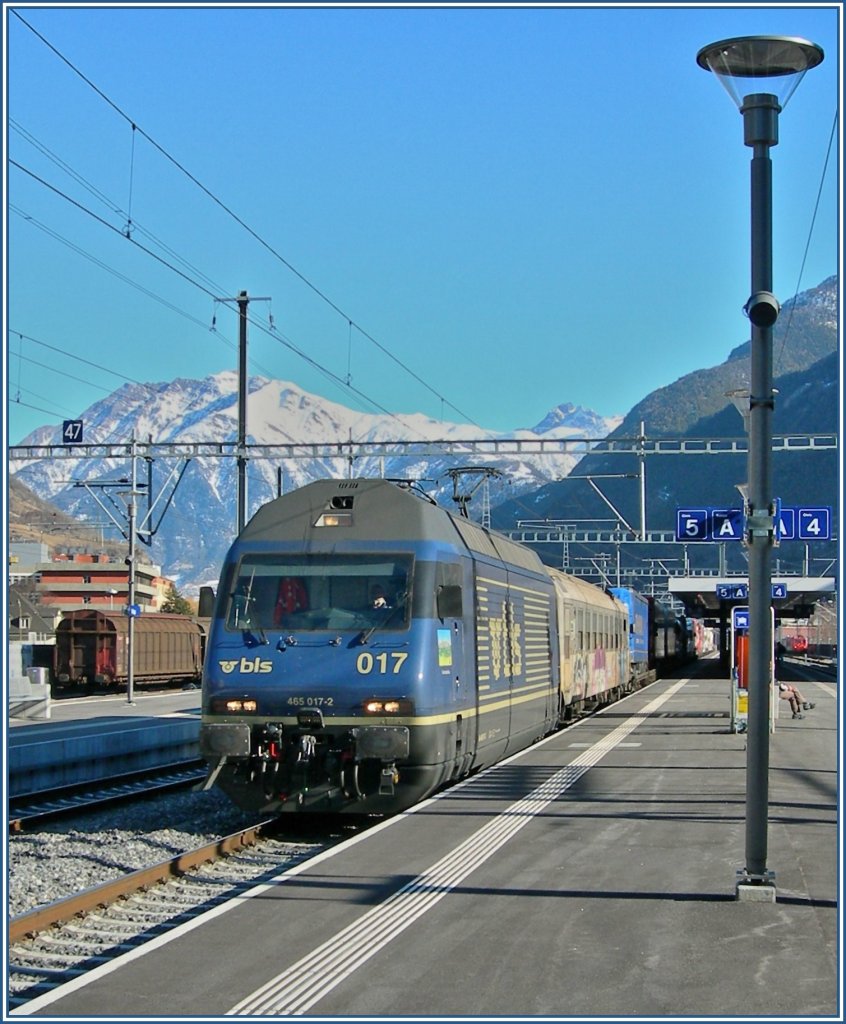 BLS Re 465 017-2 with a RoLa Cargo Train in Visp. 
29.01.2008