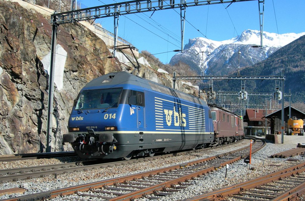 BLS Re 465 and two Re 474 with a Cargo Train in Lalden. 
16.03.2007 