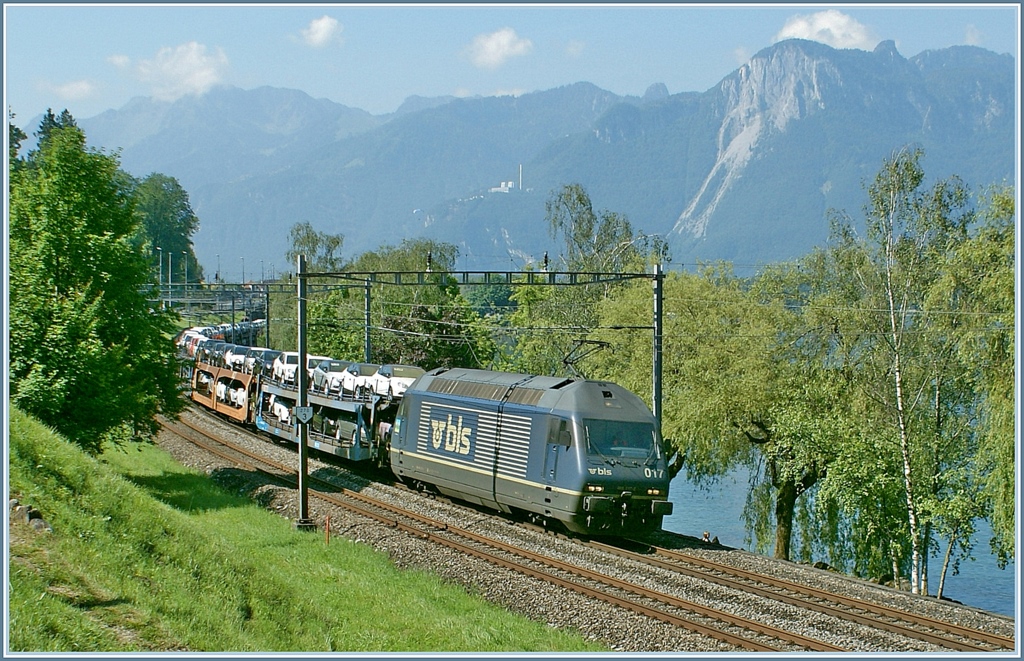 BLS Re 465 near Villeneuve on the Lake f Geneva.
24.06.2010